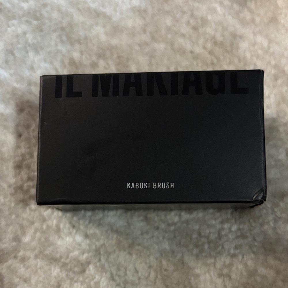 IL MAKIAGE Sleek Black Kabuki Brush
